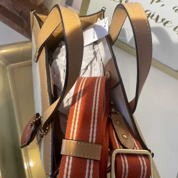 ❌SOLD❌BNWT Gorgeous Coach Field 22 (Colorblock)- BNWT - Picture 8 of 13